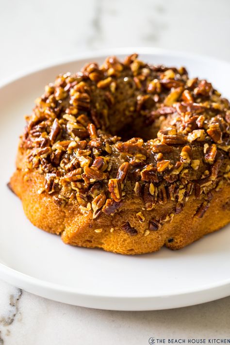 This Pecan Pie Bundt Cake will be one of the easiest cakes ever to come out of your kitchen! It's a showstopping dessert with a moist vanilla cake and a pecan topping that's totally irresistible! Pecan Pie Bundt Cake Recipe, Pecan Pie Bundt Cake, Caramel Bundt Cake, Pecan Pie Cake Recipe, Pecan Pie Bread, Upside Down Bundt Cake, Pecan Pie Bread Pudding, Pecan Pie Cake, Bundt Pan Recipes