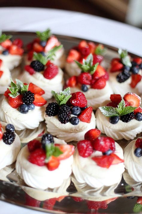 Pavlova wedding dessert with fresh berries! ~  we ❤ this! moncheribridals.com Pavlova Dessert, Desert Bar, Food Desert, Mini Pavlova, Meringue Recipe, Cake Mini, Pavlova Recipe, Velvet Cupcakes, Red Velvet Cupcakes