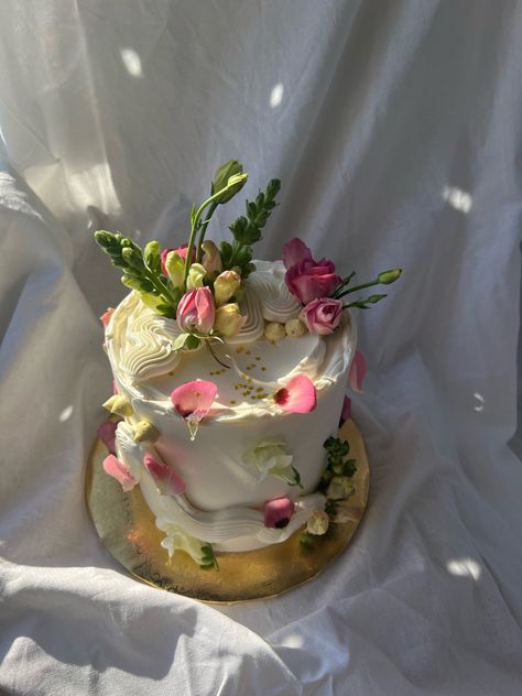 Cake With Flowers And Fruit, Flowery Birthday Cake, Cake With Flowers On Top, Cake With Real Flowers, Real Flower Cake, Garden Party Cake, Garden Cake, Birthday Cake With Flowers, Birthday Dinner Party