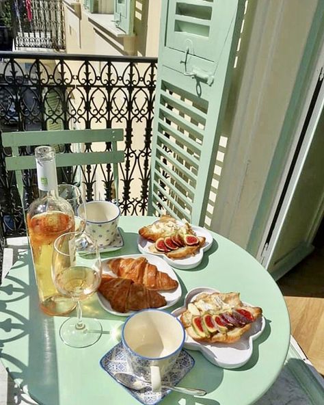 Provence style building, fully renovated 50m2 rental home in the centre of Nice. Enjoy your meals on the sunny balcony. Italian Balcony, Parisian Balcony, Rome Apartment, French Balcony, Enjoy Your Holiday, Backyard Balcony, Sunny Morning, Balcony Furniture, Apartment Aesthetic