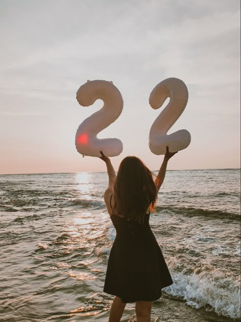 Posing With Number Balloons, 25th Birthday Poses, Birthday Shoot At The Beach, 22nd Birthday Picture Ideas, Birthday Picture Ideas Instagram Outdoor, Balloon Photoshoot Ideas Outdoor, 22 Balloons Number Aesthetic, 22 Birthday Photoshoot Picture Ideas, Birthday Photos On The Beach