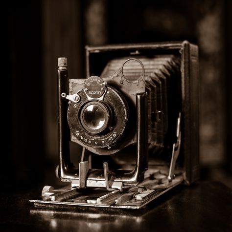 Antique Camera Aesthetic, Vintage Photographer Aesthetic, 1800s Camera, Katherine Plumber Aesthetic, 1800s Technology, Dark Academia Camera, 1930s Camera, 1920s Camera, 1940s Camera