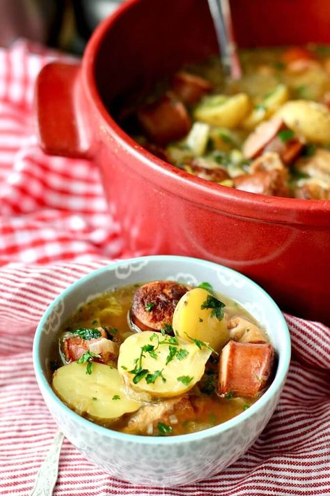 DUBLIN CODDLE - IRISH BACON, SAUSAGE, AND POTATO STEW Sausage And Potato Stew, Irish Soup, Dublin Coddle, Irish Potato Soup, Irish Bacon, Sausage Potato Soup, Sausage And Potatoes, Irish Dishes, Potato Stew