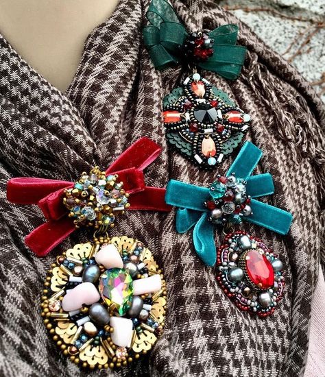 ❤️ Embroidered Brooches, Fiber Jewelry, Textile Jewelry, Jewelry Pins, Beaded Brooch, Brooches Handmade, Vintage Embroidery, Diy Schmuck, Fabric Jewelry