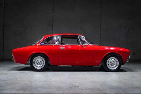 1968 Alfa Romeo 1750 - 1968 Alfa Romeo 1750 105 GT Veloce Coupe | Classic Driver Market Alfa Romeo 1750, Factory Lighting, Vintage Auto, Roadside Assistance, Rally Car, Car Enthusiast, All Cars, Racing Cars, Rear Window