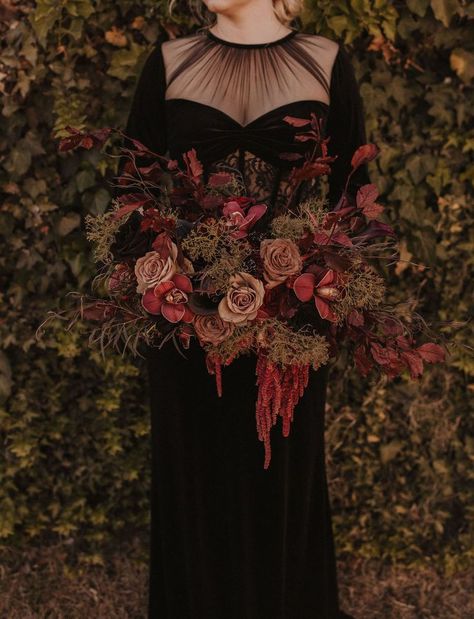 Jan 6, 2020 - Green Wedding Shoes is going gothic in this Halloween-inspired LA wedding, with deep, dark details and red monochrome florals. Gothic Wedding Ceremony Decor, Cow Renewal, Fairytale Quinceanera, Cullen Wedding, Gothic Wedding Theme, Red Bridal Bouquet, Dark Wedding Theme, Victorian Halloween, Gothic Bride