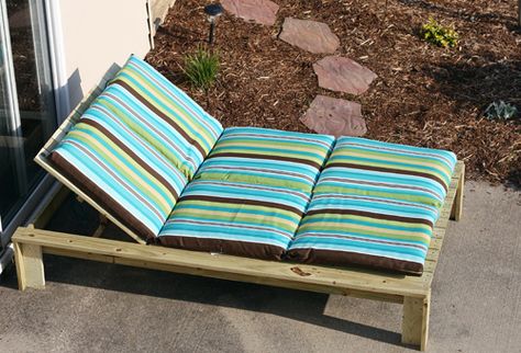 DIY Double chaise lounger and cushion -  could also be a platform for a blow up mamtat Gazebo Blueprints, Couples Chair, Cushion Diy, Quilt Diy, Pallet Lounge, Diy Beach Decor, Apartment Stuff, Outdoor Loungers, Chaise Lounge Cushions