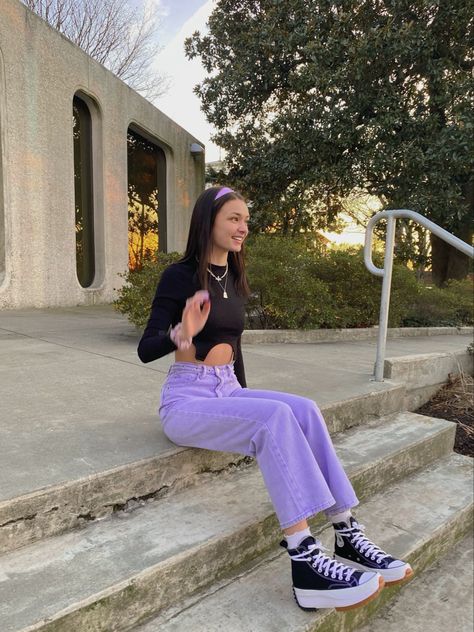 Cool Purple Outfits, Fits With Purple Pants, Outfit Ideas With Purple Pants, Purple Pantalon Outfit, Outfit With Purple Pants, Purple Pant Outfits, Purple Pants Outfit Winter, How To Style Purple Jeans, Purple Outfits Summer