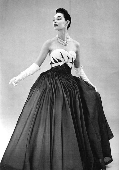 1950 Fashion, Strapless Evening Gowns, Fifties Fashion, Look Retro, Fashion 1950s, Vintage Gowns, Pierre Balmain, Vintage Couture, Moda Vintage