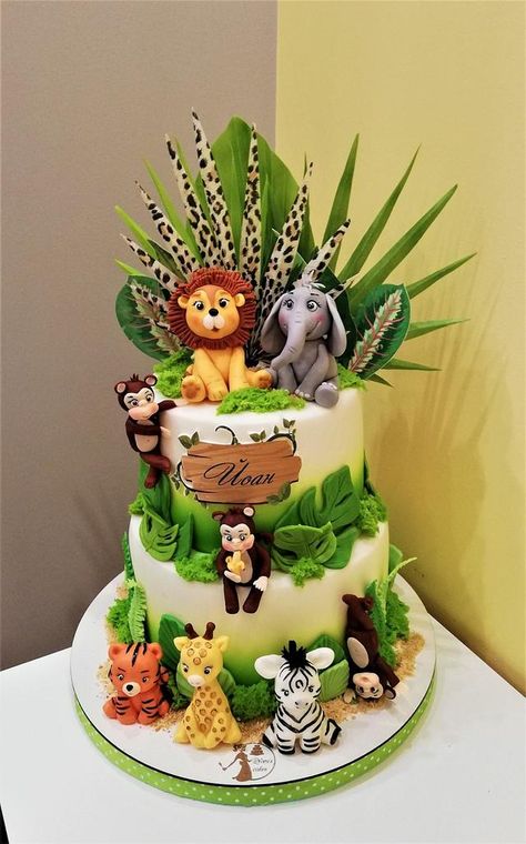 Jungle Safari Theme Cake, Birthday Cakes For Baby Boys 1st, Cack Birthday Boys, Jungle Theme Cake Boys, Animals Cakes Birthday, Animals Cake Ideas, Forest Theme Birthday Cake, 1st Birthday Boy Cake Ideas, Safari Cake Birthday