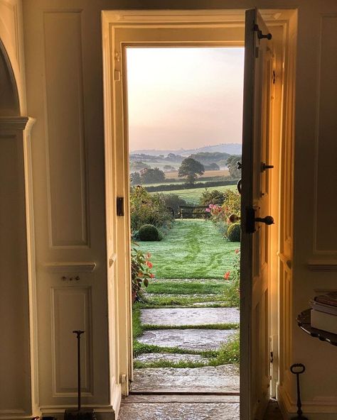 Sicily Italy Aesthetic, Italy In Summer, Cottage Mansion, South Of Italy, Countryside Life, Victorian Style House, British Village, Summer In Italy, Pretty Views