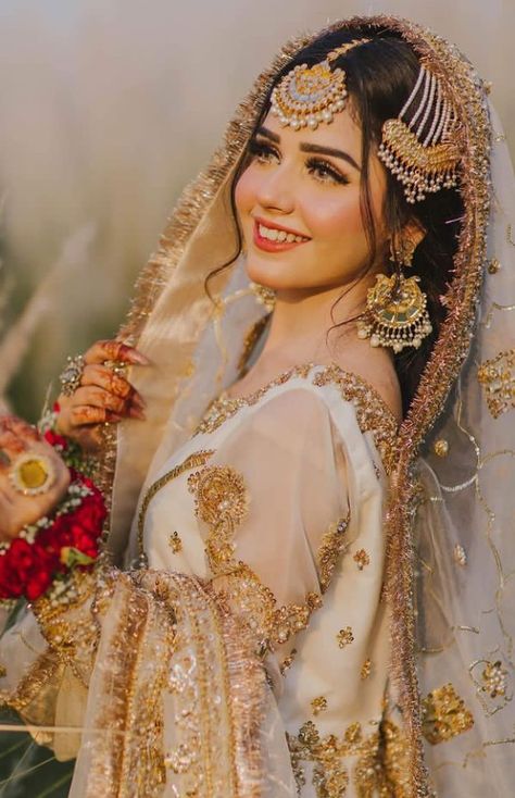 Nikah Bride, Nikah Dress, Pakistani Bridal Makeup, Beautiful Bridal Dresses, Bridal Makeup Images, Bridal Photography Poses, Bride Photography Poses, Bridal Hair Buns, Latest Bridal Dresses