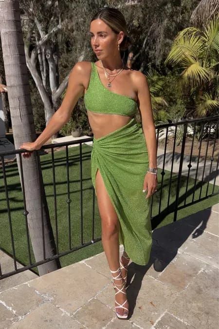 Green Matching Set, Lime Green Outfits, Green Dress Outfit, Sivan Ayla, Green Summer Dresses, Fiesta Outfit, Skirt And Sneakers, Looks Party, Crop Top Dress