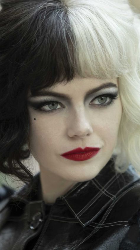 Emma Stone Cruella Wallpapers Discover more Cruella, Cruella de Vil, Film, Movies wallpaper. https://www.kolpaper.com/97351/emma-stone-cruella-wallpapers/ Cruella Deville Makeup, Emma Stone Makeup, Cruella Deville Costume, Movies Wallpaper, Cruella Costume, Best Celebrity Halloween Costumes, Celebrity Costumes, Cruella Deville, Amazing Halloween Makeup