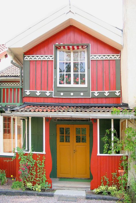 Carl Larsson was a prolific Swedish artist whose paintings of his own home interiors have inspired homeowners like me  for over 100 years. Traditional Swedish Interior, Karin Larsson, Willow Decor, House Traditional, House Entry, Swedish Cottage, Sweden House, Swedish Decor, Yellow Door