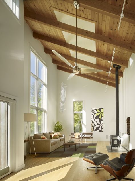 High ceiling at Spence House, Conneticut by Metcalfe Architecture & Design Loft Ceiling, Modern White Living Room, Interior Design Per La Casa, Mid Century Modern Living, Wooden Ceilings, Scandinavian Interior Design, Design Del Prodotto, Contemporary Living Room, Scandinavian Interior