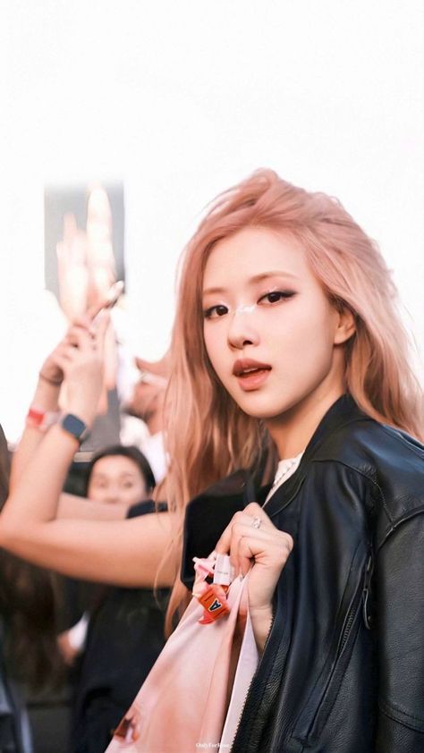 Rosé Blonde Hair Blackpink, Rose Coachella, Cochella Hair, Rose Blonde Hair, Parkchaeyoung Blackpink, Rosé Vogue, Rose Pink Hair, Rose Blonde, Rosé Coachella