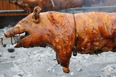 How+to+Make+an+Outdoor+Pig+Roaster+ Tongan Food, Pig Roast Party, Roasted Pig, Pig Roaster, Bbq Pig, Puerto Rico Food, Global Food, Pig Roast, Pinoy Food