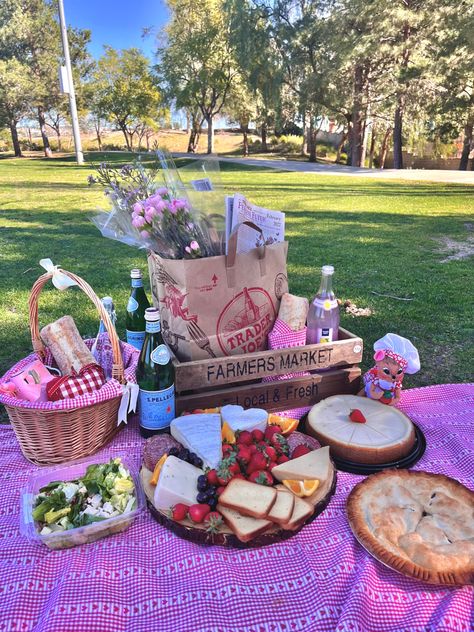 Picnic Asthetic Picture, Picnic Decorations Ideas Simple, Picnic Birthday Party Food, Ideas For Picnic, Coquette Picnic, Bday Picnic, Charcuterie Picnic, Birthday Party Food Ideas, Picnic Dates