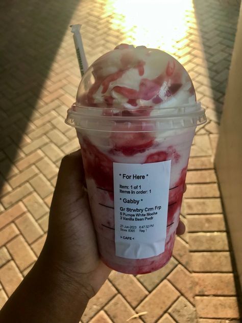 10/10 Strawberry Frappe Starbucks, Frappuccino Orders, Starbucks Frappuccino Orders, Strawberry Starbucks Drink, Starbucks Strawberry Frappuccino, Starbucks Drink Ideas, Starbucks Frappuccino Recipe, Pink Drink Starbucks, Starbucks Drink Menu