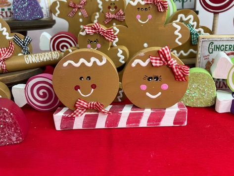 Wooden Gingerbread Men, Christmas Decor Shelf, Gingerbread Craft, Fun Christmas Decor, Gingerbread Kitchen, Ginger Man, Diy Gingerbread, Farmhouse Tiered Tray Decor, Mom Kitchen