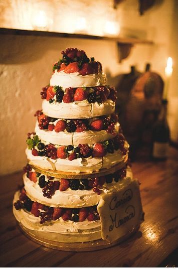 Meringue Wedding, Industrial Wedding Cake, Cheap Backyard Wedding, Strawberry Wedding Cakes, Alternative Wedding Cakes, Pavlova Cake, Birthday Cake For Mom, Wedding Cake Alternatives, Traditional Wedding Cakes