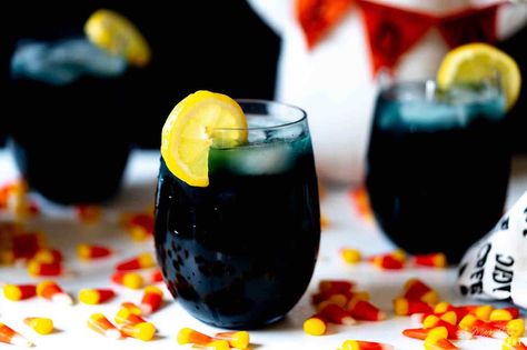 How to Make Devilishly Black Lemonade for Halloween - AnnMarie John Black Lemonade Recipe, Mocktail For Kids, Black Lemonade, How To Make Lemonade, Halloween Finger Foods, Lemonade Drink, Halloween Menu, Black Food Coloring, Inner Witch