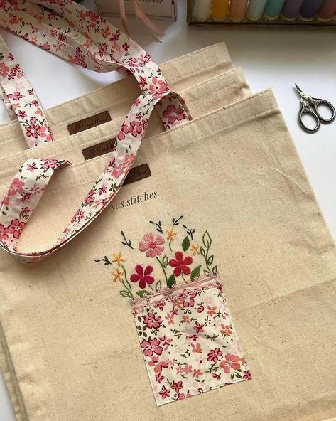 Embroidery.Вышивка.Handmade | @yas.stitches | Instagram Embroidery On Purse, Cotton Tote Bags Design, Embroidery On Bags, Tote Bag Diy Pattern, Handmade Fabric Purses, Handmade Tote Bags, Handmade Handbag, Sewing Bags, Embroidered Tote Bag