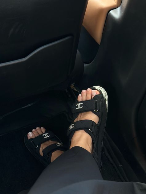 chanel sandals elegant outfit inspo Chanel Slides Outfit, Chanel Sandals Outfit, Chanel Slides, Slides Outfit, Sandals Outfit, Chanel Sandals, Aesthetic Pics, Slides Sandals, Elegant Outfit