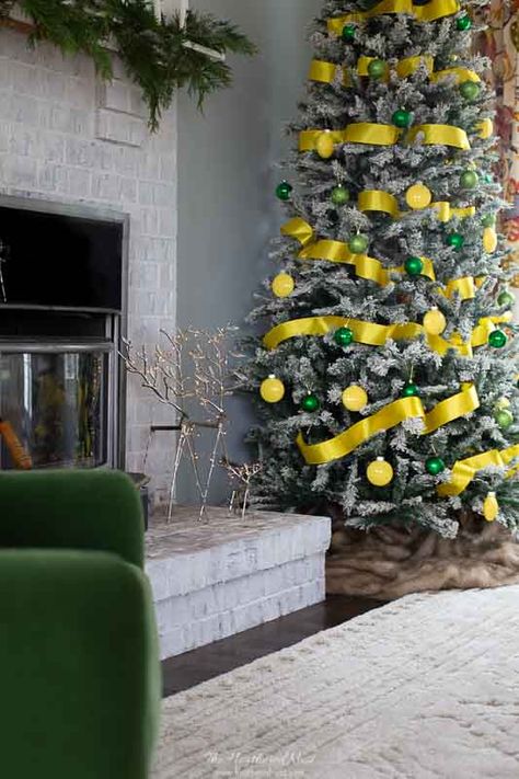 Christmas Yellow Decoration, Christmas Tree Yellow Decor, Christmas Tree Yellow Decorations, Green Themed Christmas Tree, Yellow Christmas Tree Decorations, Yellow Christmas Decorations, Yellow Christmas Tree, Christmas Tree Ribbon Ideas, Tree Ribbon Ideas