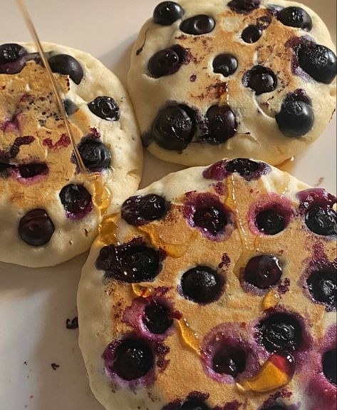 Blueberry Pancake Aesthetic, Blueberry Pancakes Aesthetic, Aesthetic Food Breakfast, Brekkie Ideas, Blueberry Food, Blueberry Aesthetic, Blackberry Pancakes, Healthy Blueberry Pancakes, Pancakes For Dinner