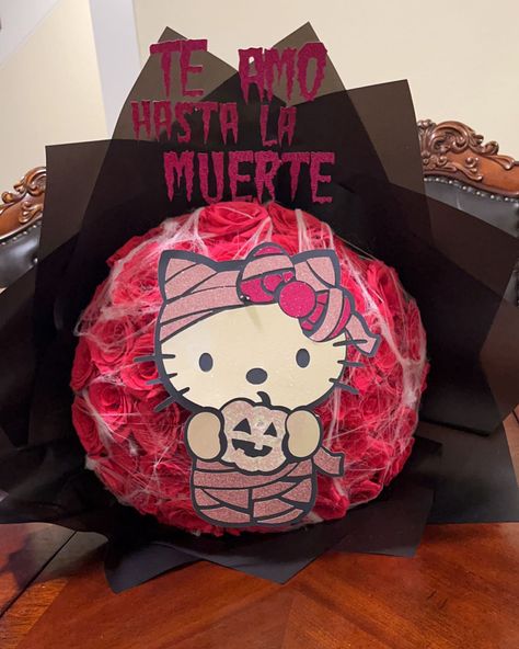 Hello kitty spooky bouquet, hello kitty bouquet, pink bouquet Halloween Hello Kitty Bouquet, Hello Kitty Spooky Basket, Spooky Ramos, Hello Kitty Boo Basket, Spooky Basket For Men, Hello Kitty Spooky, Bouquet Hello Kitty, Bouquet Toppers, Spooky Bouquet