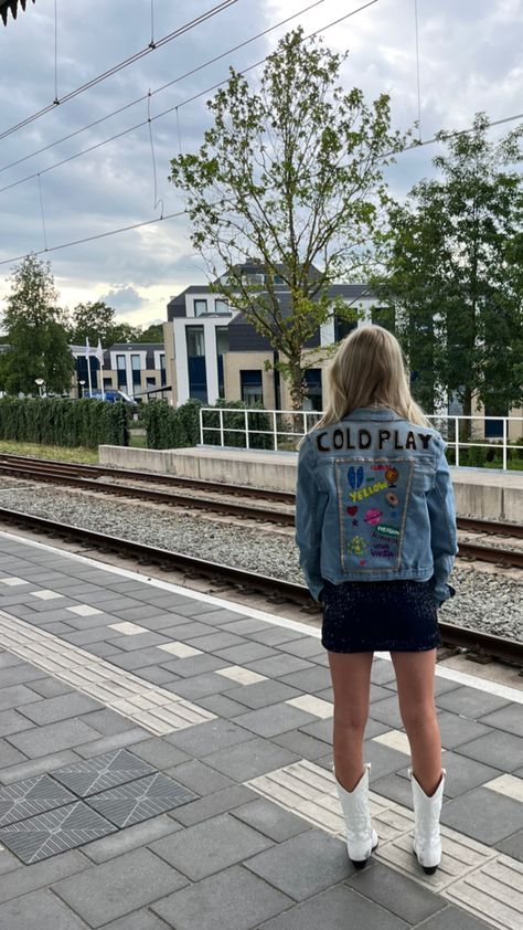 Coldplay Denim Jacket, Coldplay Concert Outfit Ideas Women, Coldplay Outfit Inspo Concert, Coldplay Outfit Ideas, Coldplay Concert Outfit Ideas 2024, Coldplay Jacket, Coldplay Concert Outfit Ideas, Coldplay Outfit, Oasis Concert