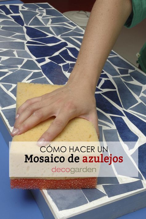 ¿Quieres renovar una mesa o crear un marco de fotos diferente y original? ¡Te enseñamos a elaborar un precioso mosaico de azulejos! Un trabajo muy sencillo (más de lo que parece) para decorar todo tipo de superficies: Mesas, marcos de fotos, cuadros de pared... ¡Toma nota y ponte manos a la obra con esta bonita manualidad decorativa! Mosaicos Ideas, Mosaic, Exterior