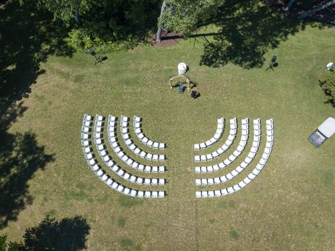 Wedding Ceremony Seating Ideas Outdoor, Rounded Wedding Ceremony Seating, Ceremony Chair Set Up Layout, Curved Wedding Ceremony Seating, Curved Wedding Seating, Ampitheater Seating Wedding, Wedding Seating Ceremony Outdoor, Arched Ceremony Seating, Rounded Ceremony Seating