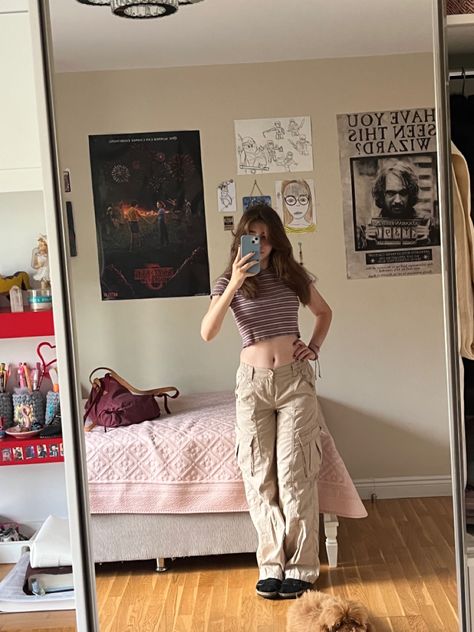 fit , outfit , aesthetic , outfit check , low rise , low rise cargo pants , low rise beige , purple crop Low Rise Pants Outfit, Cargo Pants Low Rise, Low Rise Cargo Pants, Pants Low Rise, Low Rise Pants, Outfit Check, Fame Dr, Summer Fits, Aesthetic Outfit