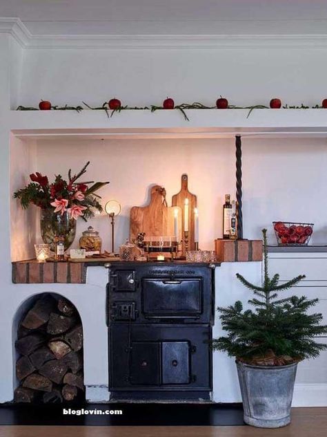 Cottage Photos, Christmas Kitchen Decor Ideas, Pagan Christmas, Swedish Cottage, Natural Christmas Decor, Swedish Christmas, Christmas Kitchen Decor, Christmas Interiors, Green Candle