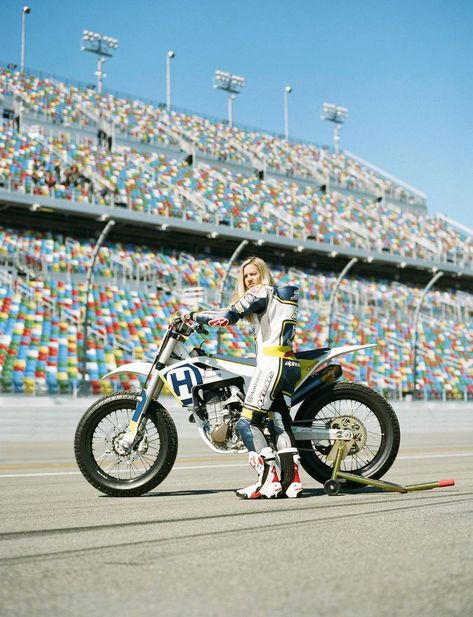 Shayna Texter May Just Be the Best Flat-Track Racer in America - Bloomberg Speedway Motorcycles, Female Racers, Flat Track Racing, Flat Track Motorcycle, Track Motorcycle, Track Cycling, Motor Mobil, Flat Tracker, Dirt Bike Girl