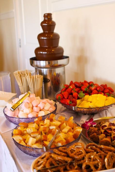 Chocolate Fountain with Yummy Goodies! Strawberries, pretzels, marshmallows, pound cake. Simple no fuss food to dip. Chocolate Fountain Bar, Chocolate Fountain Recipes, Fondue Fountain, Fondue Party, Chocolate Fountain, Fruit Bar, Fruit Party, Traditional Cakes, Angel Food Cake