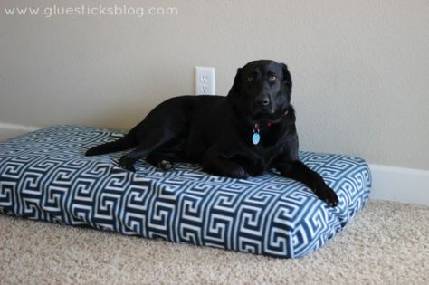 Easy Dog Bed: Crib mattress + sheet= genius. No Sew Dog Bed, Sew Dog Bed, Diy Dog Bed Pillow, Crib Mattress Dog Bed, Easy Dog Bed, Diy Dog Fence, Old Cribs, Mattress Dog Bed, Bed Crib