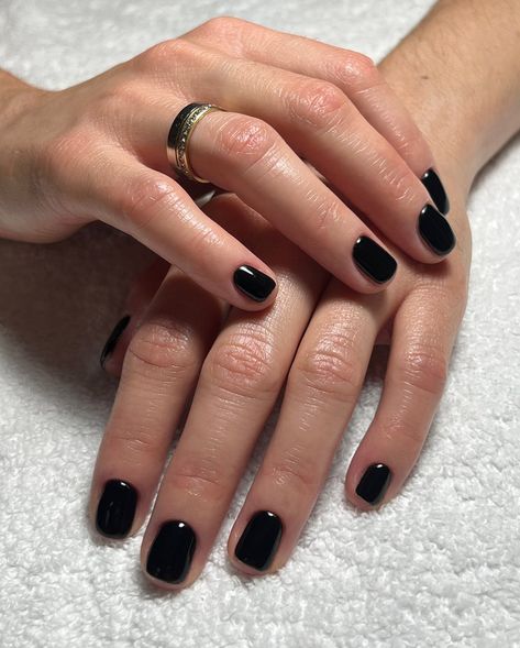 Black Shellac Nails Short, Short Black Gel Nails, Black Dress Nails, Black Gel Nails Short, Black Manicure Short, Black Shellac Nails, Black Nails Aesthetic, Black Gel Nails, Black Manicure