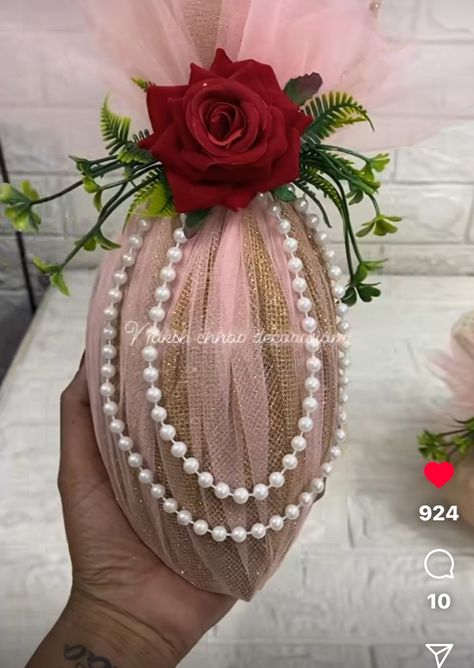 How To Decorate Coconut For Wedding, Marriage Plate Decoration, Coconut Packing For Wedding, Plate Decorations Engagement, Nariyal Decoration Indian Weddings, Narial Decoration, Engagement Plate Decoration Indian, Shreefal Decoration, Coconut Decoration For Marriage