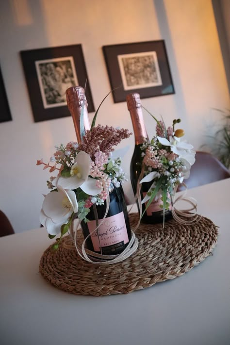 Champagne Bottle Decoration, Bottles With Flowers, Champagne Centerpiece, Wedding Champagne Bottles, Wine Gift Box Ideas, Wine Bottles Gift Wrap, Wine Bottle Flowers, Bottle Gift Wrapping, Bridal Shower Champagne