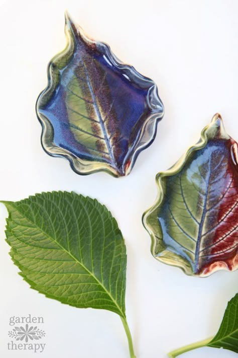 These clay leaf dishes are project you can do anytime throughout the year. Head out to the garden and look for unique shapes to preserve. Then it’s just a matter of using clay to mold them and paint or glaze to decorate. Diy Nature Decor, Clay Leaf, Trending Crafts, Garden Therapy, Crafts For Teens To Make, Air Dry Clay Projects, Leaf Bowls, Clay Bowl, Tanah Liat