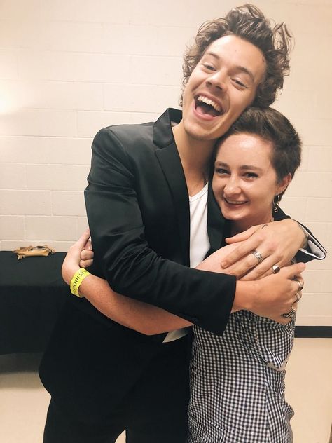 Conversation  katie  @esnykatie  @Harry_Styles thank you so much for everything. thank you for asking if i was doing okay over and over. thank you for hugging me back every time and rubbing my back. thank you for listening. i love you so so much. i owe it all to you. Harry Styles And Fans Hug, Belly Boy, Harry Styles Update, Holmes Chapel, Harry Styles Live On Tour, Harry Styles Live, Harry Styles Cute, God Help Me, Harry Styles Pictures