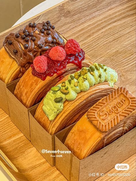 Cromboloni Croissant, Fruit Croissant, Supreme Croissant, Paris Desserts, Croissant Roll, French Bread Recipe, Dessert Shop, Delicious Snacks Recipes, Food Recepie