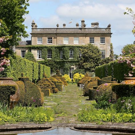 Highgrove Garden, British Gardens, Highgrove House, Camilla Queen, Caravan Living, English Architecture, Cook Dinner, Open Plan Living Room, King Charles Iii