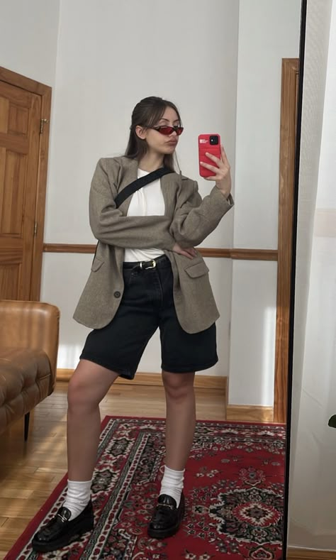 Tailored Bermuda Shorts, Smart Casual Summer Outfits Women, Black Dress Shorts Outfit, Oversized Blazer Outfit Summer, Black Bermuda Shorts Outfit, Short Sleeve Blazer Outfit, Oversize Blazer Outfit, New Era Outfit, Oversize Outfits