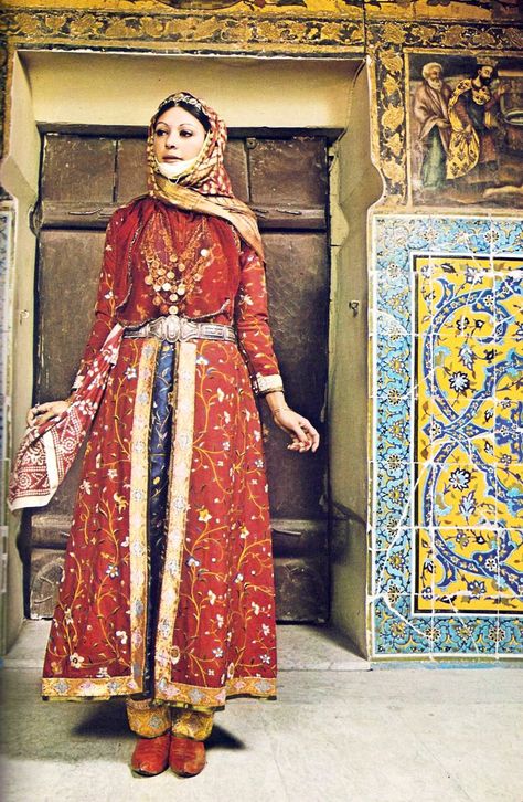 The Costume of Armenian Woman from Jurfa Armenian Clothing, Armenian History, Russian Clothing, Armenian Culture, Iran Travel, National Clothes, Folk Clothing, Folk Dresses, Folk Costume