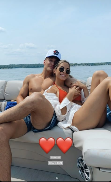 Boat Day Couple, Lake Picture Ideas With Boyfriend, Boyfriend Boat Pictures, Lake Boat Outfit, Boat Poses Photo Ideas Couple, Boat Pics With Boyfriend, Lake Photos With Boyfriend, Cute Lake Pictures With Boyfriend, Couple Poses Lake